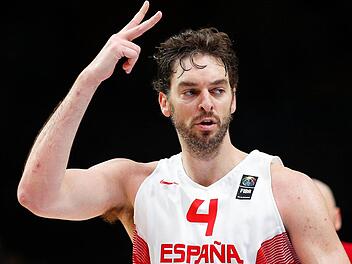 Spaniens Pau Gasol zeigt's an, erneut hat er einen Dreier getroffen. Von sieben Versuchen traf er sechsmal, kam bei einer Feldwurfquote von 79 Prozent auf 30 Punkte, elf davon im Schlussviertel, als Spanien die Polen entscheidend distanzierte. Foto: Voan Valat/dpa
