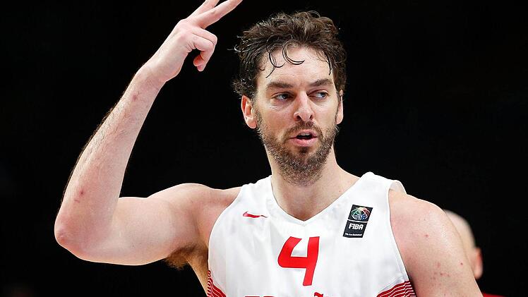 Spaniens Pau Gasol zeigt's an, erneut hat er einen Dreier getroffen. Von sieben Versuchen traf er sechsmal, kam bei einer Feldwurfquote von 79 Prozent auf 30 Punkte, elf davon im Schlussviertel, als Spanien die Polen entscheidend distanzierte. Foto: Voan Valat/dpa