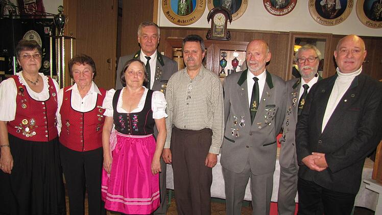 Der Schützenverein Herzogstand 1850 Coburg ehrte bei seiner Königsproklamation am Samstag auch einige Mitglieder für ihre Treue zum Verein (von links): Christine Kob, Elisabeth Schuler, Petra Häussler, Helmut Zapf, Helmut Häussler, Hans-Dieter Denninger, Oberschützenmeister Herbert Heerdegen und Günter Basel. Foto: Martin Koch