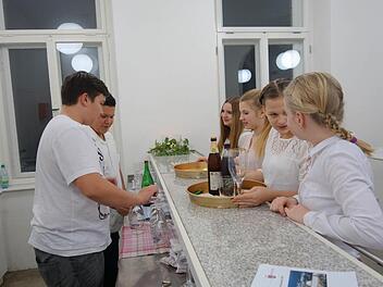 Alles im Griff hatten die Jungen und Mädchen der Mittelschule beim Bewirten der städtischen Weihnachtsfeier. Foto: Heike Beudert