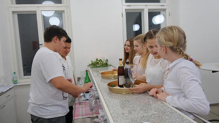 Alles im Griff hatten die Jungen und Mädchen der Mittelschule beim Bewirten der städtischen Weihnachtsfeier. Foto: Heike Beudert