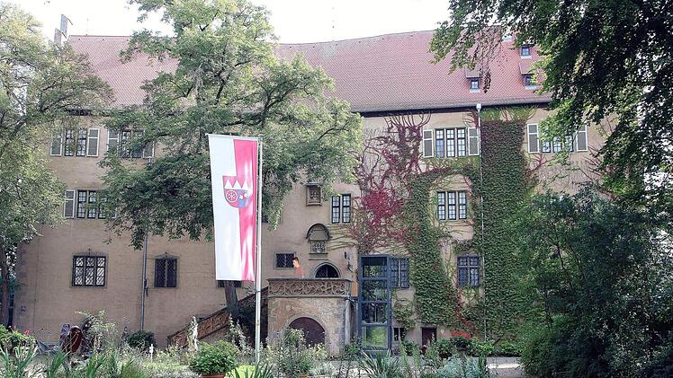 Schloss Aschach wird gründlich saniert und für Behinderte zugänglich gemacht. Das Graf-Luxburg-Museum ist deshalb im kommenden Jahr nicht zugänglich. Foto: Dieter Britz