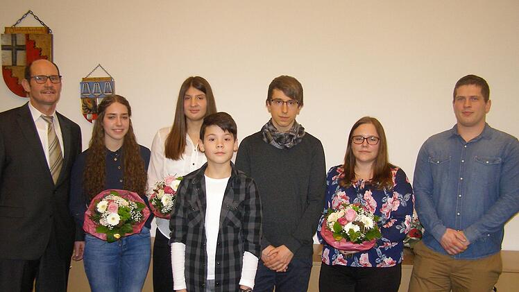 Ehrungen für besondere schulische und sportliche Leistungen (von links):  Fabienne Fischer, Fabienne Beck, Lorenz Leitsch, Stefan Heil, Svenja Schönstein und Rainer Nöth. Foto: Wolfgang Saam