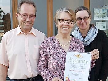 Von links: der neue Vorsitzende Markus Donhauser, Kathrei Rattler mit Ernennungsurkunde, und Zweite Vorsitzende Michaela Wagner Foto: p