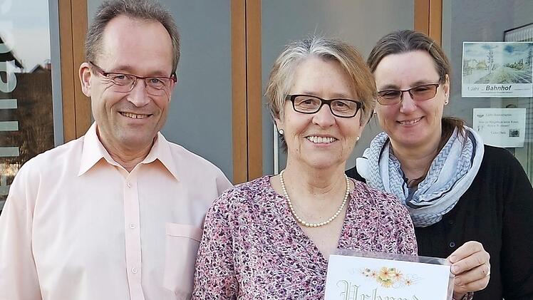 Von links: der neue Vorsitzende Markus Donhauser, Kathrei Rattler mit Ernennungsurkunde, und Zweite Vorsitzende Michaela Wagner Foto: p