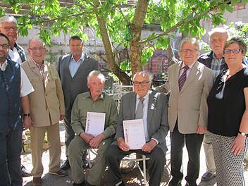 Markus Stockmann und Reimar Glückler (links) sowie Ute Merz ehren Nobert Binder, Armin Schlereth, Franz Becker, August Oschmann, Siegfried Herterich und Heinz-Walter Scherpf.  Foto: Winfried Ehling