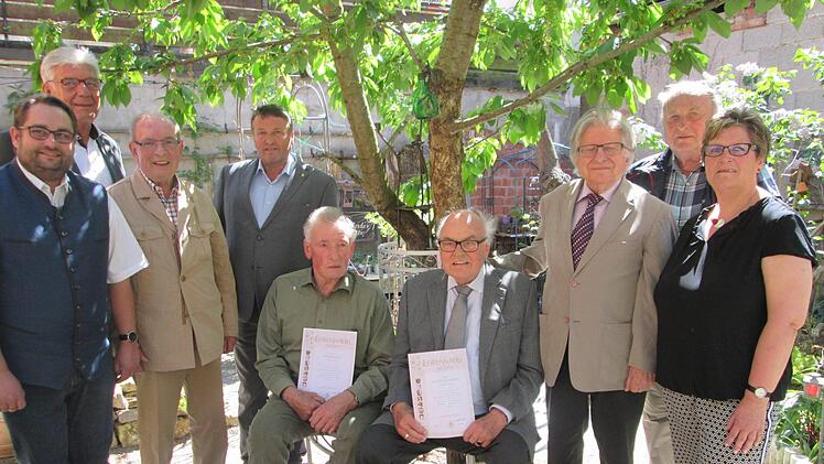 Markus Stockmann und Reimar Glückler (links) sowie Ute Merz ehren Nobert Binder, Armin Schlereth, Franz Becker, August Oschmann, Siegfried Herterich und Heinz-Walter Scherpf.  Foto: Winfried Ehling