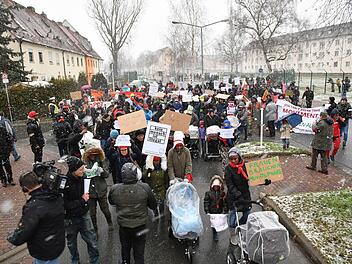 Bereits im Januar 2018 kam es vor der  AEO  in Bamberg zu einer Demonstration von Bewohnern gegen die Unterbringungsbedingungen. Am Samstag, 23. Juni,  hoffen die Veranstalter eines Protestmarsches wieder  auf Beteiligung von Asylbewerbern.  Archivbild: Ronald Rinklef
