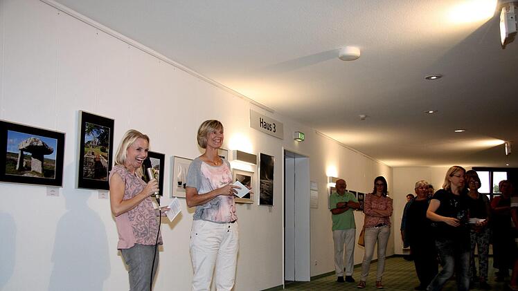 Die Kulturbeauftragte Melanie Bär und Fotoclubvorsitzende Helga Speth eröffneten die Ausstellung.