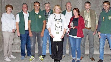 Die Preistr&auml;ger Strohschie&szlig;en (von links): Schie&szlig;leiterin Petra Haderlein, 2. Sch&uuml;tzenmeister Michael Pfadenhauer, Thomas Wagner, Herbert Rebhan, Strohk&ouml;nigin Gundi Rebhan, Schie&szlig;leiter Hans-Georg Rebhan, Gewinner Gl&auml;ser Jutta Flieger und Arnulf Friedmann, Schie&szlig;leiter Jan Wagner  Fotos: pr