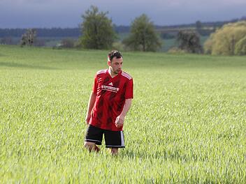 Während der Partie der Fußball-Kreisklasse Bamberg 3 zwischen der SG Prölsdorf/Schönbrunn und der SpVgg Mühlhausen ist der Prölsdorfer Benjamin Grau auf der Suche nach einem Bett, äh Ball im Kornfeld. Noch scheint die Sonne, doch wenig später wurde die Partie zur Regenschlacht. Hendrik Kowalsky