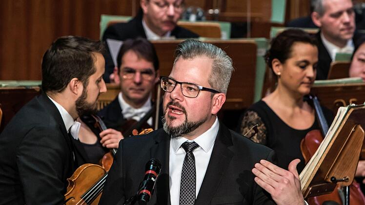 Enthusiastischen Beifall gab es für alle Mitwirkenden beim 33. Coburger Neujahrskonzert. Roland Kluttig dirigierte das Philharmonische Orchester, Solistinnen waren die Geigerin Megumi Ikeda und die Sängerinnen Kora Pavelic und Francesca Paratore. Die Moderation übernahm Intendant Bernhard F. Loges.Foto: Jochen Berger