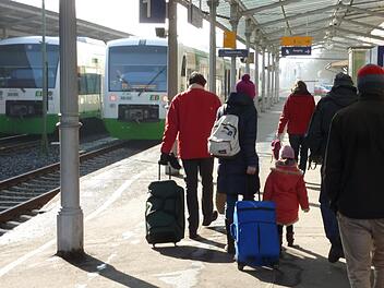 Wer auf der Saalebahn aus dem Raum Bad Kissingen ins Rhein-Main-Gebiet möchte, bekommt unter Umständen bald keinen Regionalexpress in Gemünden mehr, fürchten zwei Bundestagsabgeordnete aus Main-Spessart.