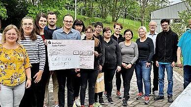 Hotelfachsch&uuml;ler aus Bad Kissingen spendeten gut 2000 Euro an den Inklusionsbetrieb Caf&eacute; Luna in N&uuml;dlingen.