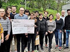 Hotelfachschüler aus Bad Kissingen spendeten gut 2000 Euro an den Inklusionsbetrieb Café Luna in Nüdlingen.