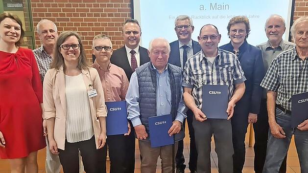 Ehrengäste, Mitglieder und Geehrte (v. links): Emmi Zeulner (MdB), Horst Schötz (25 Jahre), Stefanie Kaiser (Ortsvorsitzende), Christian Rossé (20 Jahre), Hans-Peter Friedrich (MdB u. CSU-Bezirksvorsitzender), Johann Leikeim (60 Jahre), Bürgermeis...