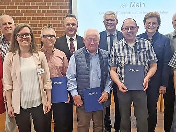 Ehrengäste, Mitglieder und Geehrte (v. links): Emmi Zeulner (MdB), Horst Schötz (25 Jahre), Stefanie Kaiser (Ortsvorsitzende), Christian Rossé (20 Jahre), Hans-Peter Friedrich (MdB u. CSU-Bezirksvorsitzender), Johann Leikeim (60 Jahre), Bürgermeis...