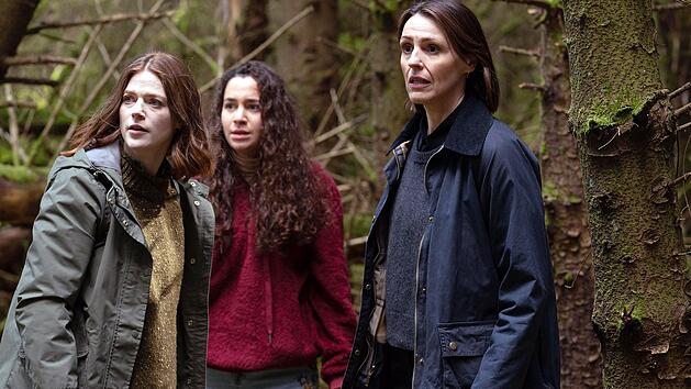 Kein U-Boot in Sicht! In "Vigil - Staffel 2" bewegen sich die beiden schottischen Ermittlerinnen Amy Silva (Suranne Jones, rechts) und Kirsten Longacre (Rose Leslie, links) zwar wieder unter Milit&auml;r - aber diesmal auf einem Luftwaffen-St&uuml;tzpunkt. Auch der Nahe Osten ist Schauplatz des Thriller-Plots (Szene mit Hiba Medina).