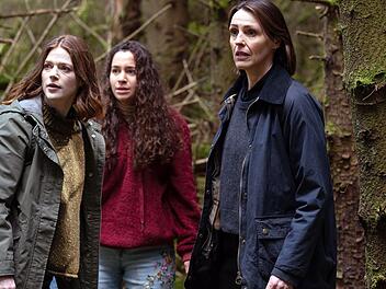 Kein U-Boot in Sicht! In "Vigil - Staffel 2" bewegen sich die beiden schottischen Ermittlerinnen Amy Silva (Suranne Jones, rechts) und Kirsten Longacre (Rose Leslie, links) zwar wieder unter Milit&auml;r - aber diesmal auf einem Luftwaffen-St&uuml;tzpunkt. Auch der Nahe Osten ist Schauplatz des Thriller-Plots (Szene mit Hiba Medina).