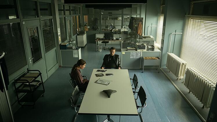 Bj&ouml;rn (Tom Schilling) muss einmal mehr bei seiner alten Studienfreundin Nicole (Britta Hammelstein) auf dem Polizeirevier antanzen.