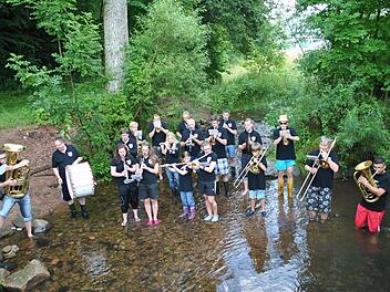 Die Riedenberger Musikanten marschierten durch die kalte Sinn. Foto: Evelyn Schneider