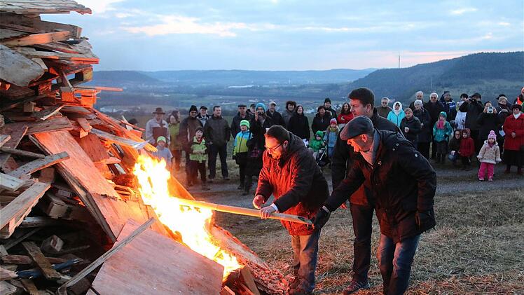 An der Feuerfackel (v.l.): Markus Stockmann, Sandro Kirchner und Bürgermeister Karlheinz Kickuth.Foto: Gerd Schaar