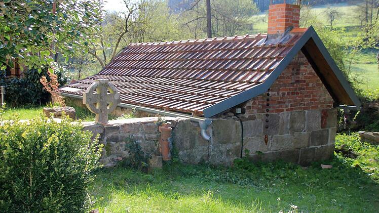Das Backhaus mit Keltischem Kreuz. Foto: Kathrin Kupka-Hahn