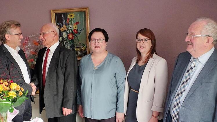 Hermann Knabner feierte 95. Geburtstag: von links Bürgermeister Rainer Detsch, Hermann Knabner, Tochter Uta, Enkelin Carina sowie Bernd Steger. Foto: Gerd Fleischmann