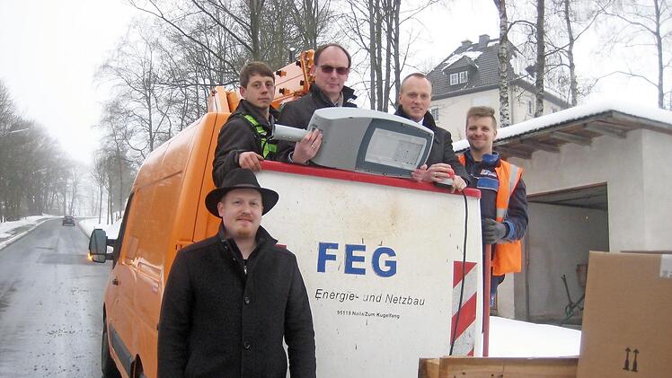 Beim Ortstermin auf dem Fahrzeug (Zweiter von rechts) B&uuml;rgermeister L&ouml;ffler, links von ihm Kommunalbetreuer M&uuml;ller und vorne Betriebsmanager Tschampel. Foto: Paul Hader