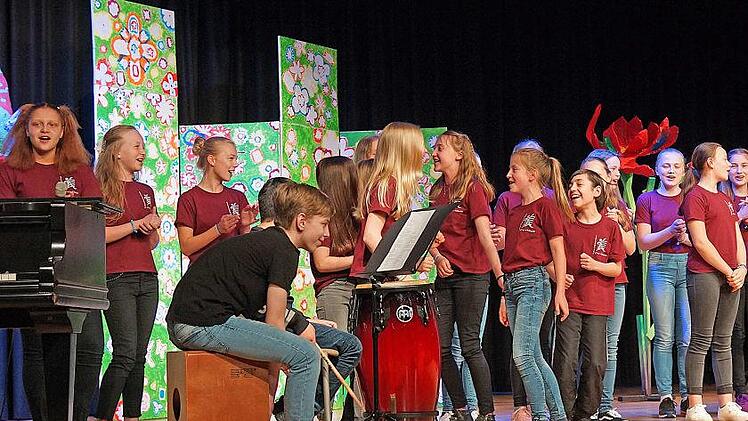 Wie viel Spaß gemeinsames Singen machen kann, war beim Auftritt der Chorklasse zu sehen und zu spüren. Foto: Matthias Simon