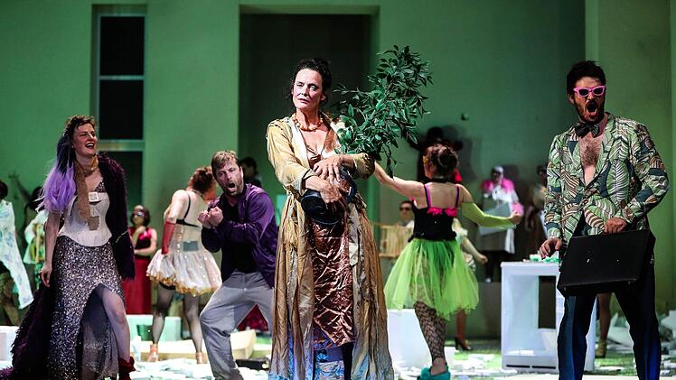 Die Oper "Aufstieg und Fall der Stadt Mahagonny" von Bert Brecht und Kurt Weill feierte Premiere am Landestheater Coburg. Regie führte Konstanze Lauterbach.Foto: Henning Rosenbusch
