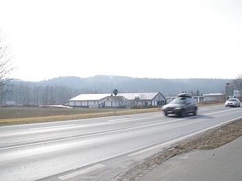 Neben dem Aldi-Markt in der Industriestraße soll die Freifläche als neuer Rewe-Standort genutzt werden. Aus westlicher Richtung kommend soll in diesem Bereich auch eine neue Zufahrt zum Markt und zur Industriestraße eingerichtet werden.  Foto: Marco Meißner