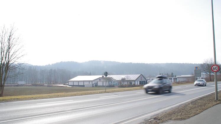 Neben dem Aldi-Markt in der Industriestraße soll die Freifläche als neuer Rewe-Standort genutzt werden. Aus westlicher Richtung kommend soll in diesem Bereich auch eine neue Zufahrt zum Markt und zur Industriestraße eingerichtet werden.  Foto: Marco Meißner
