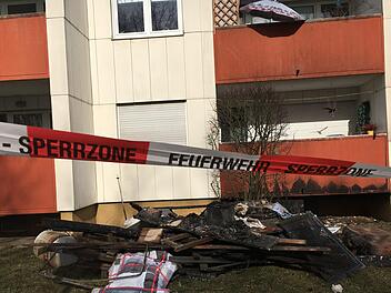 Absperrbänder  halten Bewohner und Besucher am Mehrfamilienhaus in der Lichteneiche, wo es in der Nacht auf Dienstag brannte, auf Abstand.Foto: Anette Schreiber