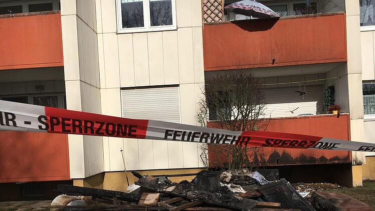 Absperrbänder  halten Bewohner und Besucher am Mehrfamilienhaus in der Lichteneiche, wo es in der Nacht auf Dienstag brannte, auf Abstand.Foto: Anette Schreiber