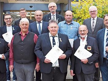Ehrung langjähriger aktiver Mitglieder der DLRG Burgkunstadt vorne von links: Landratstellvertreter Helmut Fischer, Volker Thormählen, Jürgen Blenk, Robert Wilm, Manfred Hofmann, Dritter Bürgermeister von Burgkunstadt, hintere Reihe von links: Dirk Scheibel, Werner Schneider, Vorsitzender der DLRG Burgkunstadt, Robert Hümmer, Bürgermeister von Altenkunstadt, Rudolf Zapf, Dirk Dümlein, Thomas Kneipp, Bürgermeister von Hochstadt Foto: Alfred Thieret