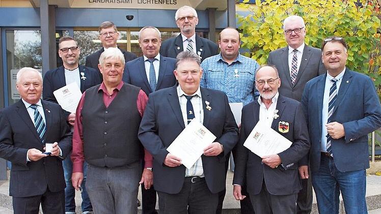Ehrung langjähriger aktiver Mitglieder der DLRG Burgkunstadt vorne von links: Landratstellvertreter Helmut Fischer, Volker Thormählen, Jürgen Blenk, Robert Wilm, Manfred Hofmann, Dritter Bürgermeister von Burgkunstadt, hintere Reihe von links: Dirk Scheibel, Werner Schneider, Vorsitzender der DLRG Burgkunstadt, Robert Hümmer, Bürgermeister von Altenkunstadt, Rudolf Zapf, Dirk Dümlein, Thomas Kneipp, Bürgermeister von Hochstadt Foto: Alfred Thieret