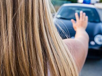 Eine junge Frau wurde in Bayreuth von einem Auto erfasst. Der Fahrer fuhr anschlie&szlig;end einfach davon. Symbolfoto: animaflora/Adobe Stock