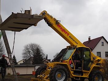 Die Balkonböden, die bislang direkt mit dem Gebäude verbunden waren, wurden bereits abmontiert.