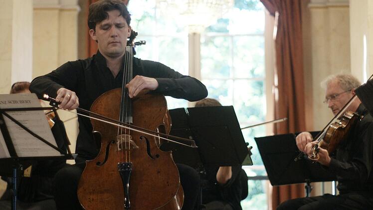 Maximilian Hornung spielte im ersten Teil des Konzertes als Solist und unterstützte außerplanmäßig bei der Kreutzer-Sonate von Beethoven. Foto: Steffen Standke
