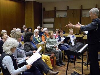 Chorleiter Hubert Gröbel dirigiert den gemischten Chor des Gesangvereins "Eintracht" Forchheim"Foto: Lengenfelder