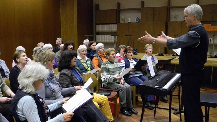 Chorleiter Hubert Gröbel dirigiert den gemischten Chor des Gesangvereins "Eintracht" Forchheim"Foto: Lengenfelder