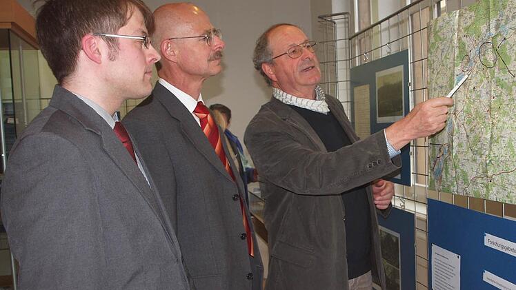 Der Diplom-Geologe Friedrich Leitz (rechts) zeigt Drittem Bürgermeister Bernhard Christoph und Christian Greiner auf einer Karte eine Stelle der geologischen Forschungen von Moritz Abend. Foto: Alfred Thieret