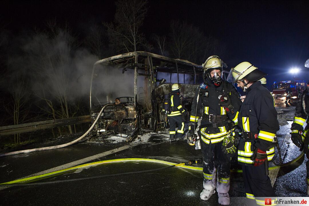 Reisebus auf der A3 ausgebrannt