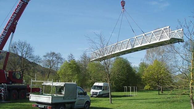 Die Br&uuml;cke h&auml;ngt am Kranwagen. Foto: Stadtwerke Ebermannstadt GmbH