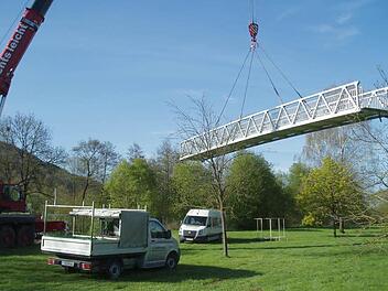 Die Br&uuml;cke h&auml;ngt am Kranwagen. Foto: Stadtwerke Ebermannstadt GmbH