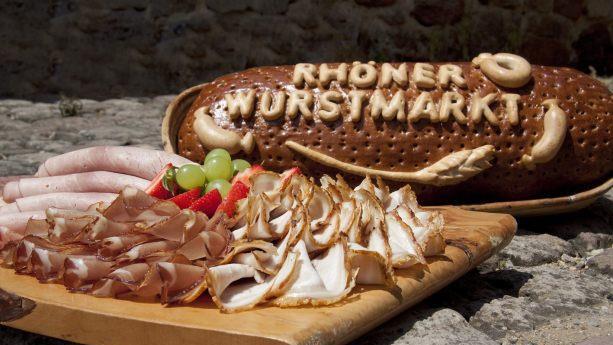 Wie gut handwerklich erzeugte Wurst- und Schinkenspezialitäten schmecken, erfahren Besucher des 9. Rhöner Wurstmarkts am 13./14. Oktober 2018 im Luftkurort Ostheim v.d. Rhön. Tonya Schulz