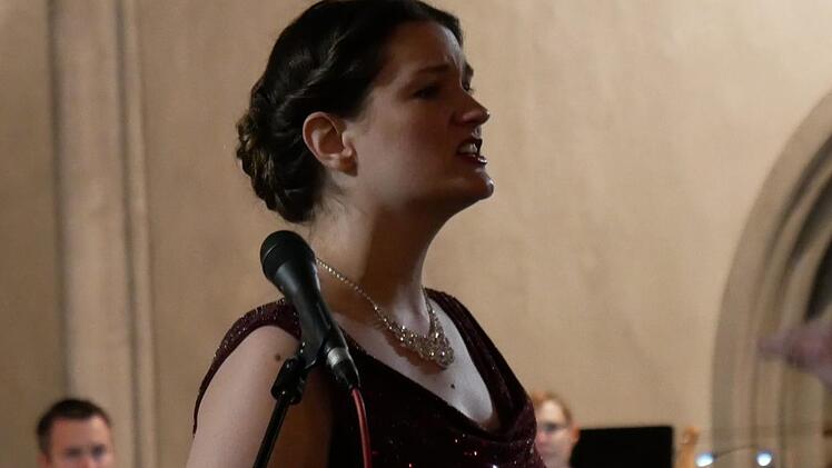 Viel Beifall gab es für die Solistin Anja Stegmann beim Benefizkonzert. Foto: Heike Beudert