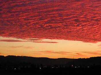 Ein einzigartiges Naturschauspiel bot sich am Silvesterabend 2013: Wie ein purpurroter Baldachin, unheimlich und r&auml;tselhaft, fast schon bedrohlich, w&ouml;lbte sich der Himmel f&uuml;r nur wenige Augenblicke &uuml;ber das untere Rodachtal.Alexander Grahl