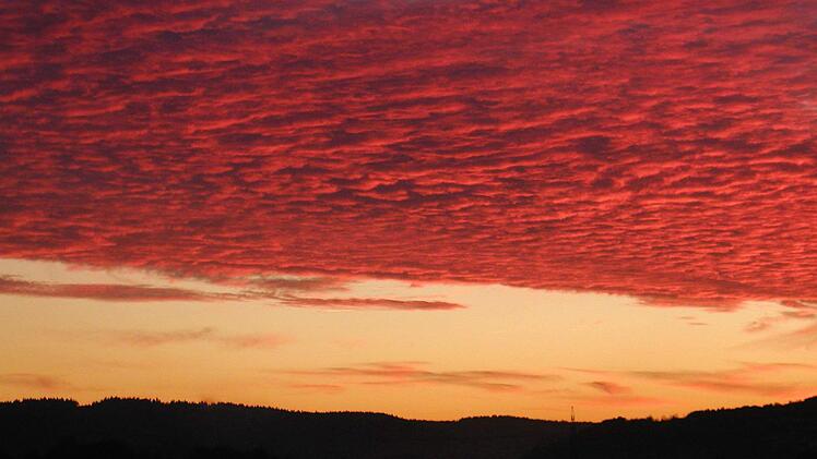 Ein einzigartiges Naturschauspiel bot sich am Silvesterabend 2013: Wie ein purpurroter Baldachin, unheimlich und r&auml;tselhaft, fast schon bedrohlich, w&ouml;lbte sich der Himmel f&uuml;r nur wenige Augenblicke &uuml;ber das untere Rodachtal.Alexander Grahl
